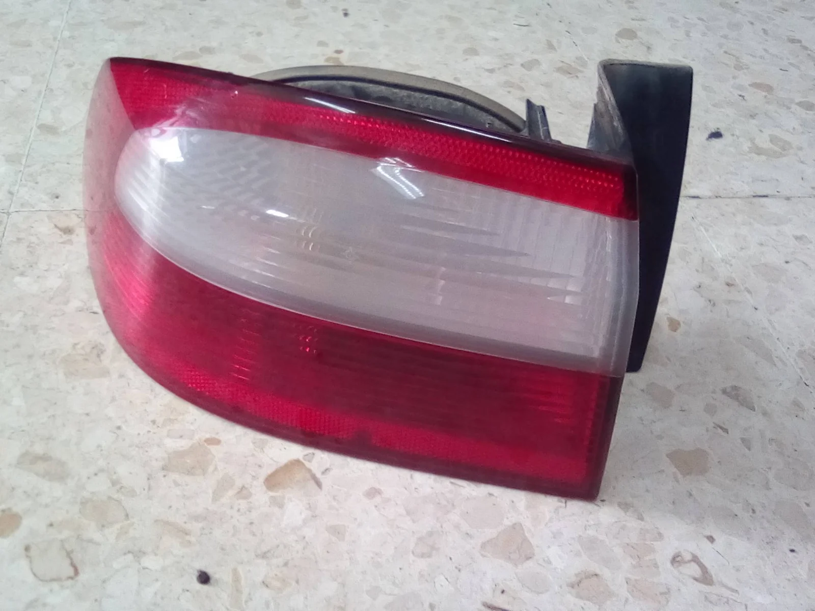 Foto de PILOTO TRASERO IZQUIERDO RENAULT LAGUNA II (BG0) referencia 8200002473