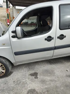 Foto de PUERTA DELANTERA IZQUIERDA FIAT I DOBLÒ (119) 1.9 JTD CAT (105 CV / 77 KW)