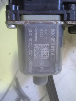 Foto de MOTOR ELEVALUNAS TRASERO IZQUIERDO SEAT LEON (5F1) referencia 5Q0959811A foto 3