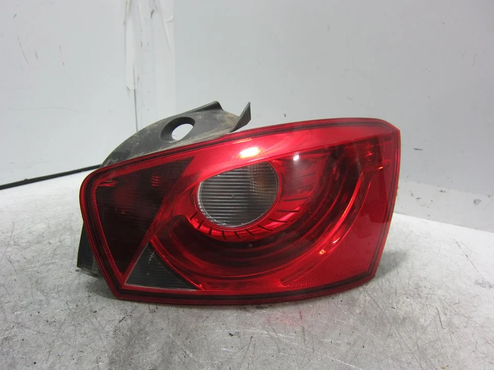 Foto de PILOTO TRASERO DERECHO SEAT IBIZA BERLINA (6J5) 1.2 TSI (86 CV / 63 KW) referencia 0283956100