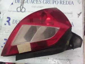 Foto de PILOTO TRASERO DERECHO RENAULT MEGANE II BERLINA 3P 1.5 dCi Diesel (82 CV / 60 KW) referencia 8200073237