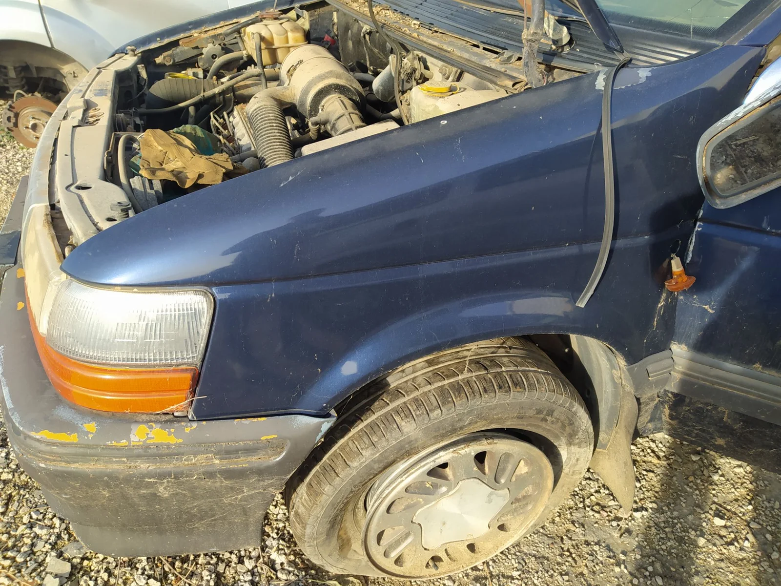 Foto de ALETA DELANTERA IZQUIERDA CHRYSLER VOYAGER GS 2.5 Turbodiesel (116 CV / 85 KW)