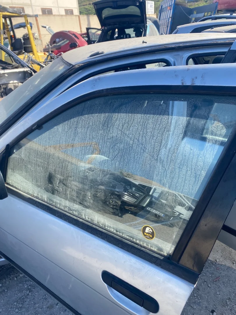 Foto de LUNA DELANTERA IZQUIERDA NISSAN ALMERA (N15) 2.0 Diesel (75 CV / 55 KW)