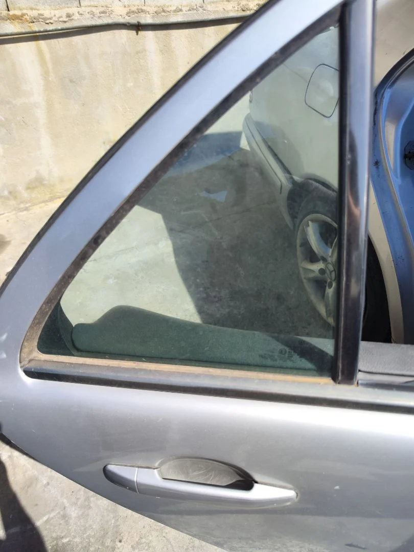Foto de LUNA CUSTODIA TRASERA DERECHA MERCEDES-BENZ CLASE E (BM 210) BERLINA 2.2 CDI CAT (143 CV / 105 KW)