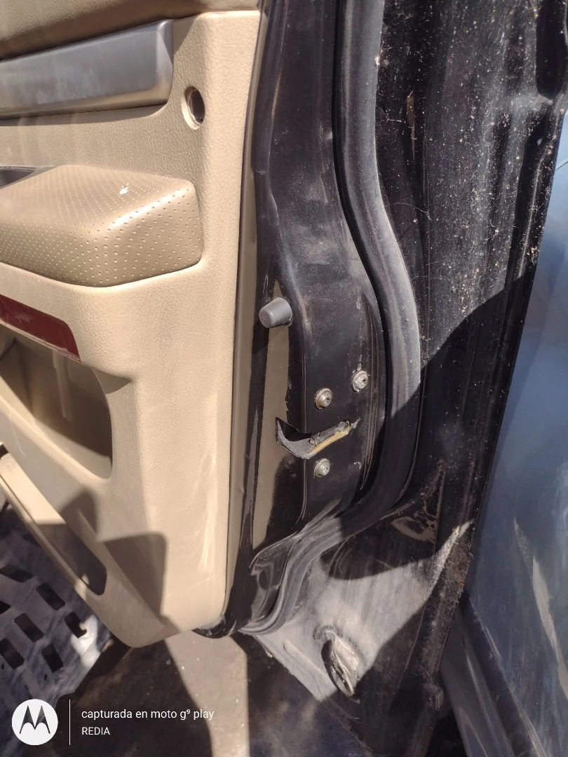 Foto de CERRADURA PUERTA DELANTERA DERECHA SSANGYONG RODIUS 2.7 Turbodiesel CAT (163 CV / 120 KW)