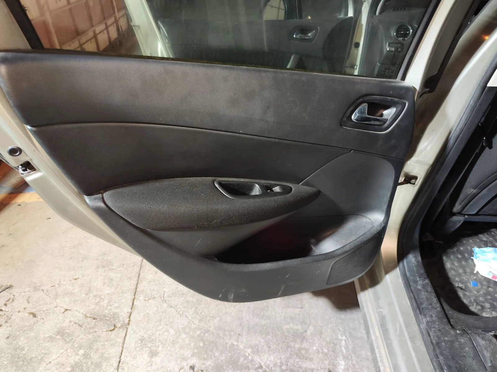 Foto de GUARNECIDO PUERTA TRASERA IZQUIERDA PEUGEOT 308 SW 1.6 HDi FAP CAT (9HZ / DV6TED4) (109 CV / 80 KW) referencia 9346VJ