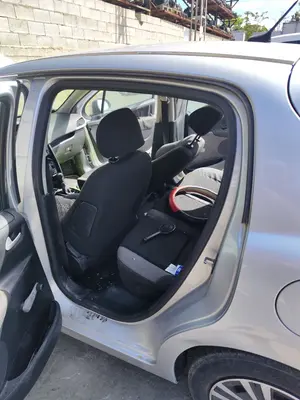 Foto de GOMAS CONTORNO PUERTA PEUGEOT 207 1.6 16V HDi (90 CV / 66 KW)