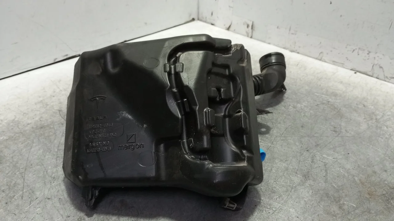 Foto de DEPOSITO LIMPIA TESLA MODEL 3 eléctrico 258 kW (cont. 153 kW) (350 CV / 258 KW) referencia 1096062-00-G