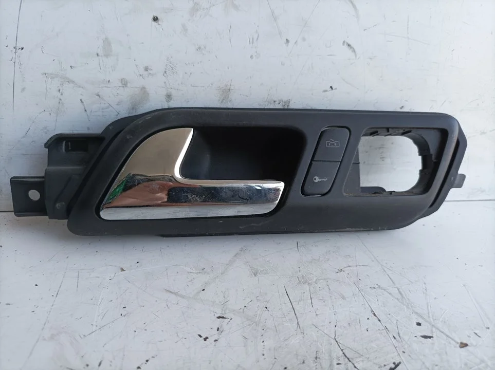 Foto de MANETA INTERIOR DELANTERA IZQUIERDA VOLKSWAGEN POLO IV (9N1) 1.4 16V (75 CV / 55 KW) referencia 6Q1837247G