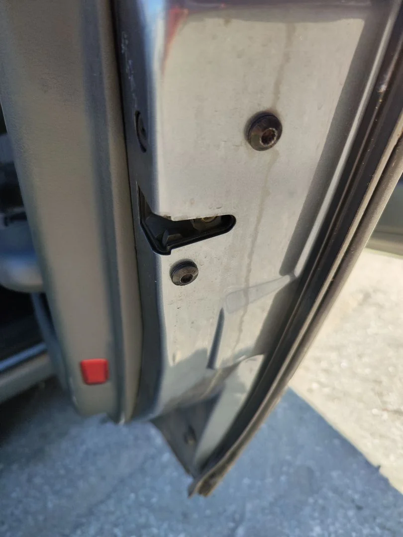 Foto de CERRADURA PUERTA TRASERA DERECHA AUDI A6 BERLINA (4B2) 2.4 V6 30V (165 CV / 121 KW)