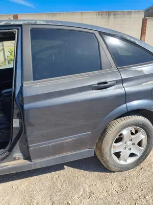 Foto de PUERTA TRASERA IZQUIERDA SSANGYONG ACTYON 2.0 TD CAT (141 CV / 104 KW)