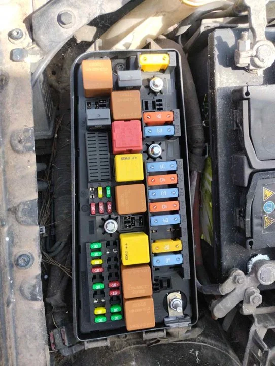 Foto de CAJA RELES / FUSIBLES SAAB 9-3 BERLINA 1.9 TiD CAT (150 CV / 110 KW)