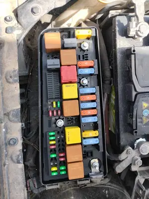 Foto de CAJA RELES / FUSIBLES SAAB 9-3 BERLINA 1.9 TiD CAT (150 CV / 110 KW)