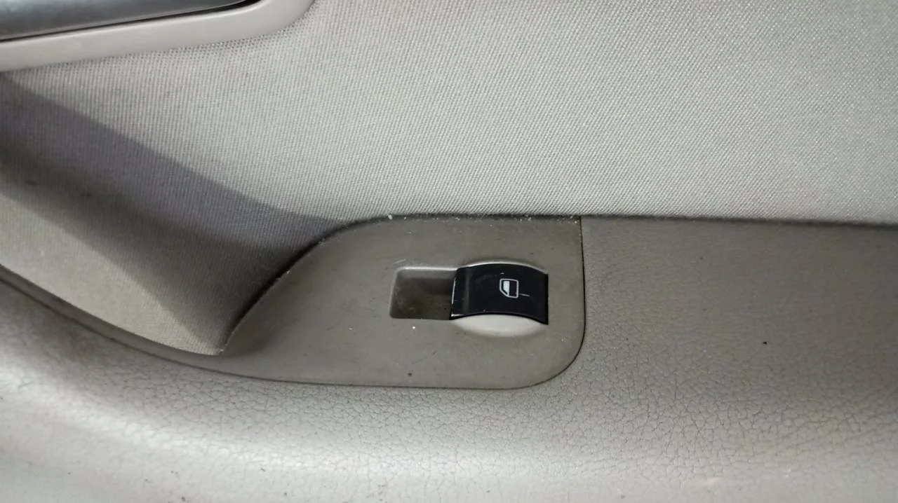 Foto de MANDO ELEVALUNAS DELANTERO DERECHO AUDI A4 AVANT (8E) 1.9 TDI (116 CV / 85 KW) referencia 8E0959855
