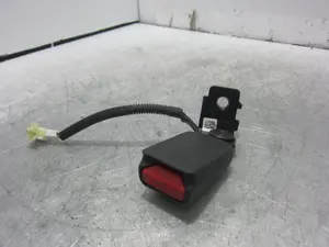 Foto de ENGANCHE CINTURON TRASERO IZQUIERDO HYUNDAI I20 (GB) 1.2 16V CAT (84 CV / 62 KW) referencia 89840C8200TRY