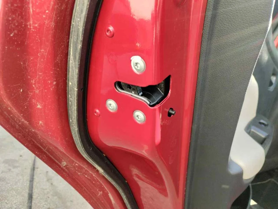 Foto de CERRADURA PUERTA TRASERA IZQUIERDA NISSAN MICRA (K14) 0.9 CAT (90 CV / 66 KW)