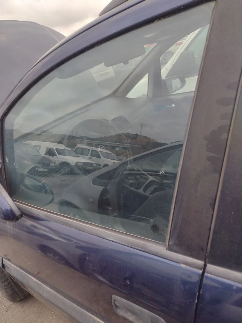 Foto de LUNA DELANTERA IZQUIERDA OPEL ZAFIRA A 2.0 DTI (101 CV / 74 KW)