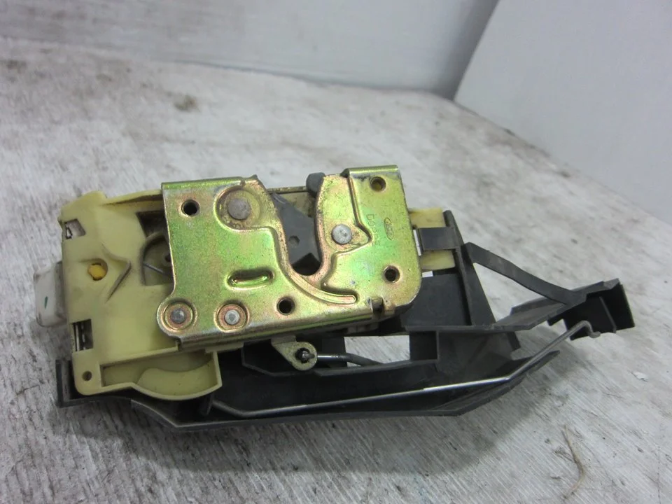 Foto de CERRADURA PUERTA DELANTERA DERECHA FORD FOCUS BERLINA (CAK) 1.8 TDDI Turbodiesel CAT (90 CV / 66 KW) referencia XS41A21812CF