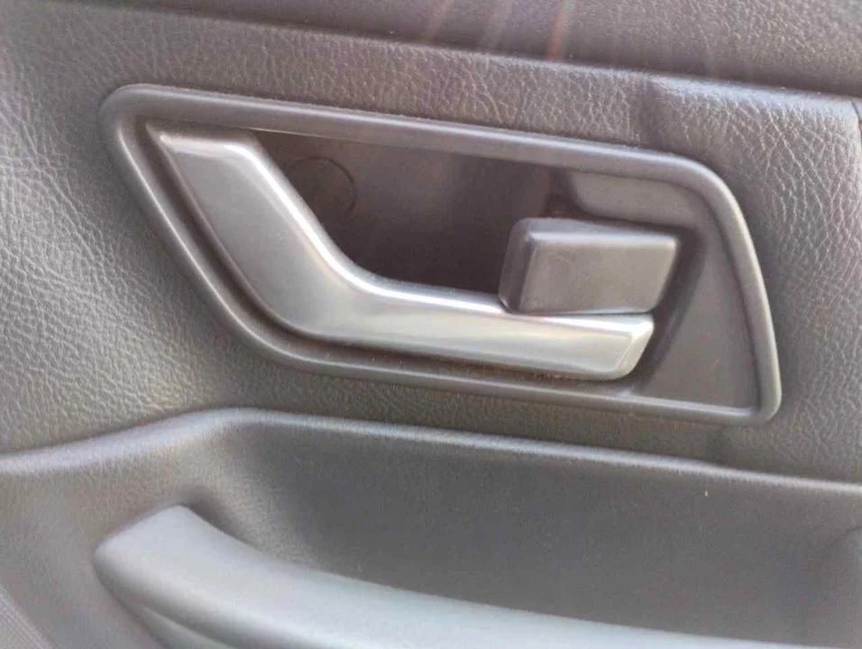 Foto de MANETA INTERIOR TRASERA DERECHA LAND ROVER RANGE ROVER SPORT 2.7 Td V6 CAT (190 CV / 140 KW) referencia AH2222600AB