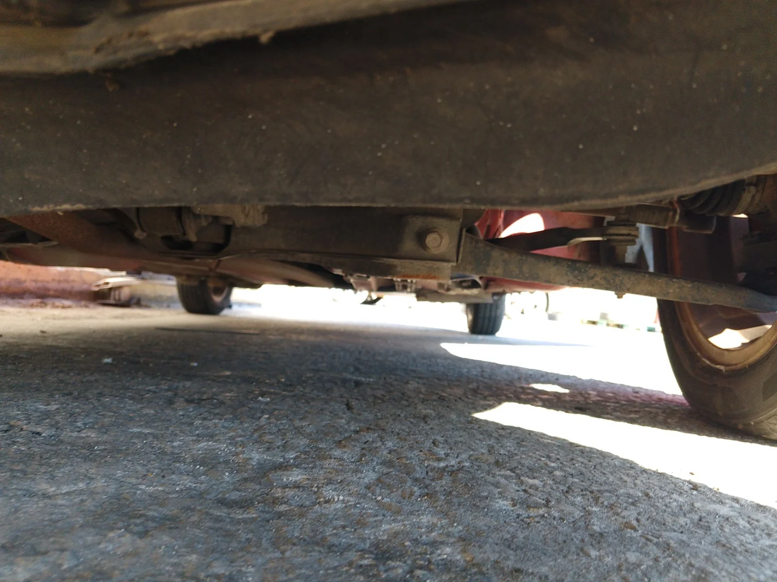 Foto de BRAZO SUSPENSION DELANTERO IZQUIERDO PEUGEOT 107 1.0 CAT (384F) (68 CV / 50 KW)