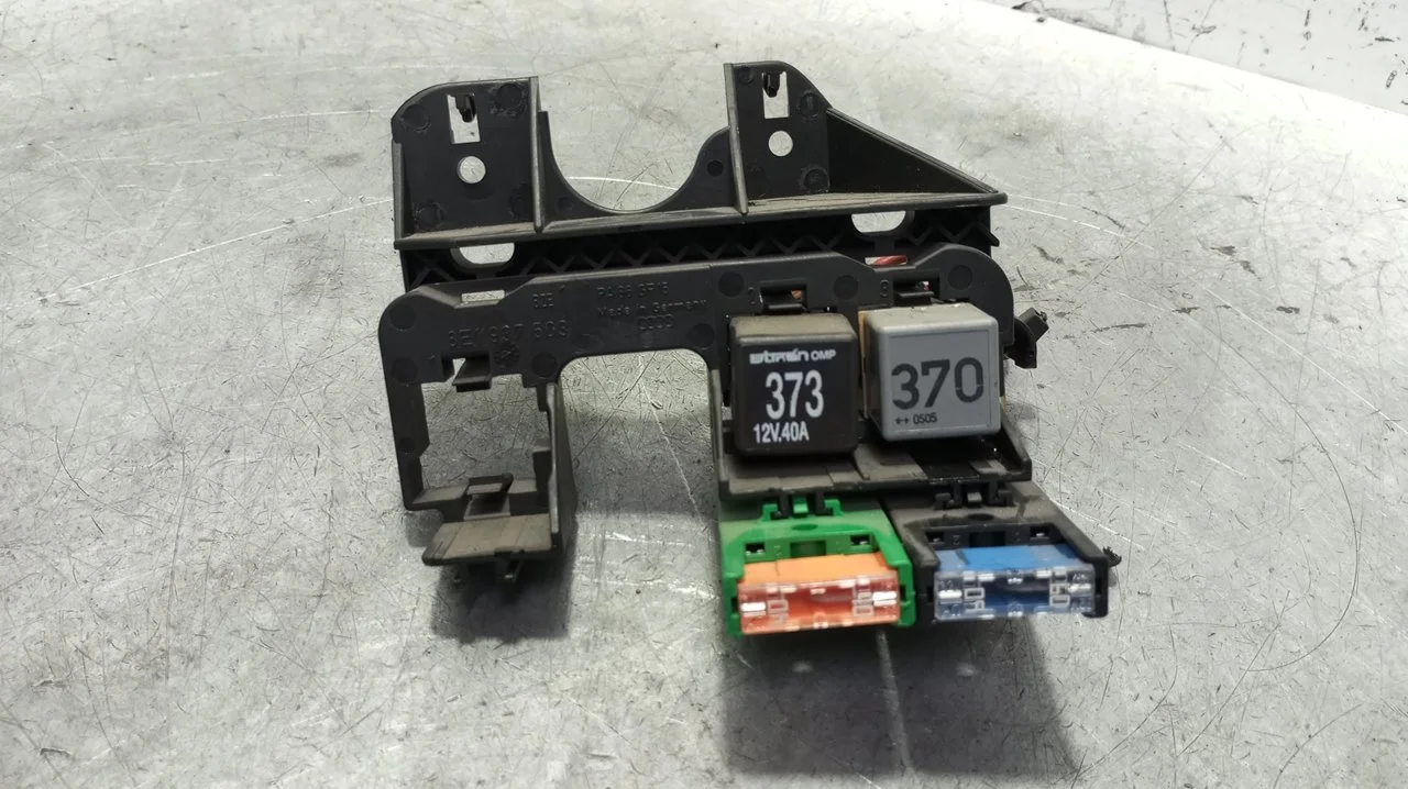 Foto de CAJA RELES / FUSIBLES AUDI A4 AVANT (8E) 1.9 TDI (116 CV / 85 KW) referencia 8E1937503