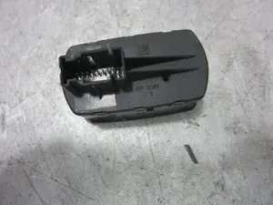 Foto de MANDO ELEVALUNAS TRASERO IZQUIERDO OPEL CORSA D 1.2 16V CAT (Z 12 XEP / LB4) (80 CV / 59 KW) referencia 13258521AA foto 4