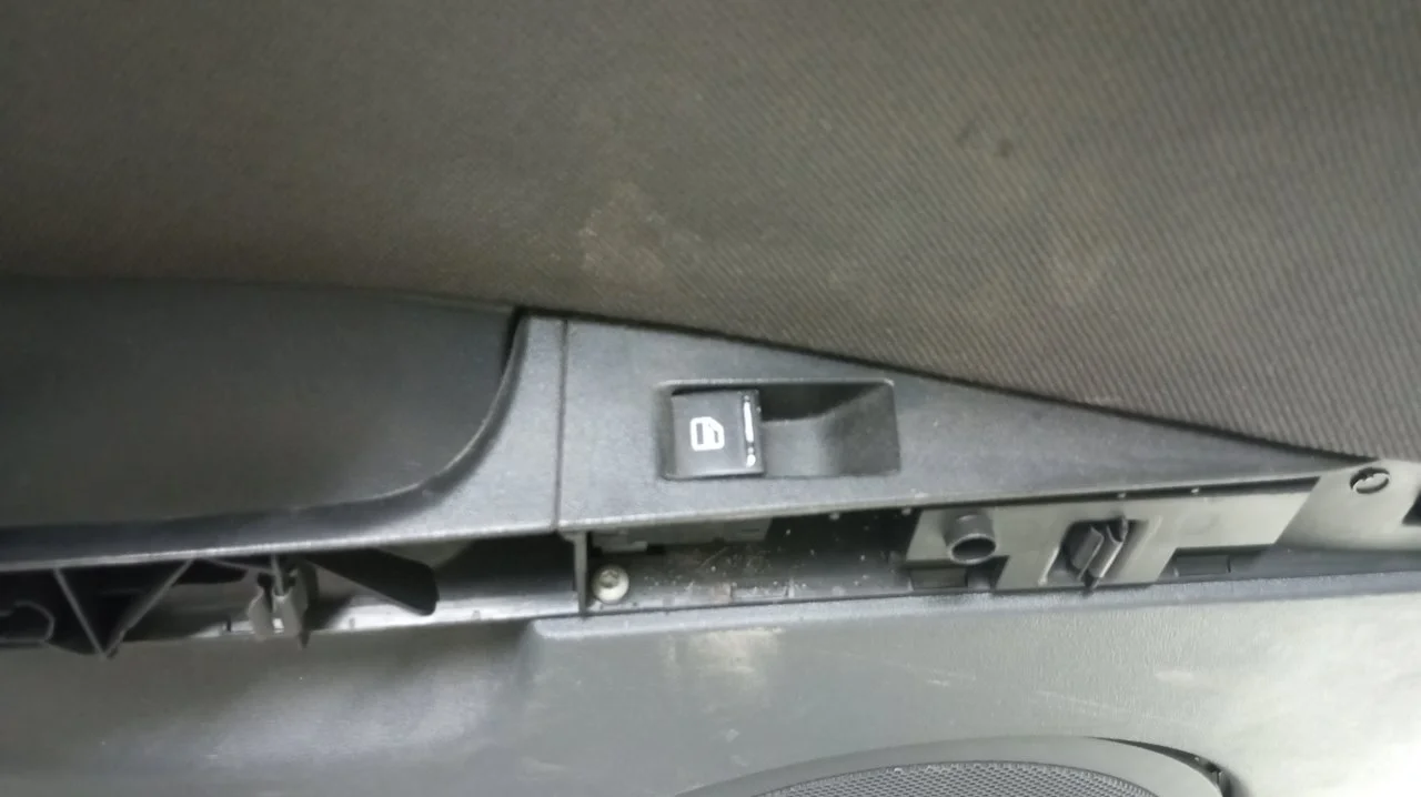 Foto de MANDO ELEVALUNAS TRASERO IZQUIERDO SEAT LEON (1P1) 2.0 TDI (140 CV / 103 KW) referencia 7L6959855C