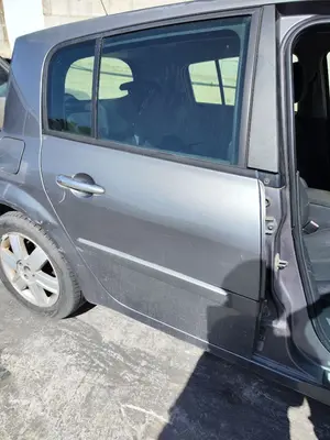 Foto de PUERTA TRASERA DERECHA RENAULT MEGANE II BERLINA 5P 1.4 16V (98 CV / 72 KW) referencia 7751473734 foto 5