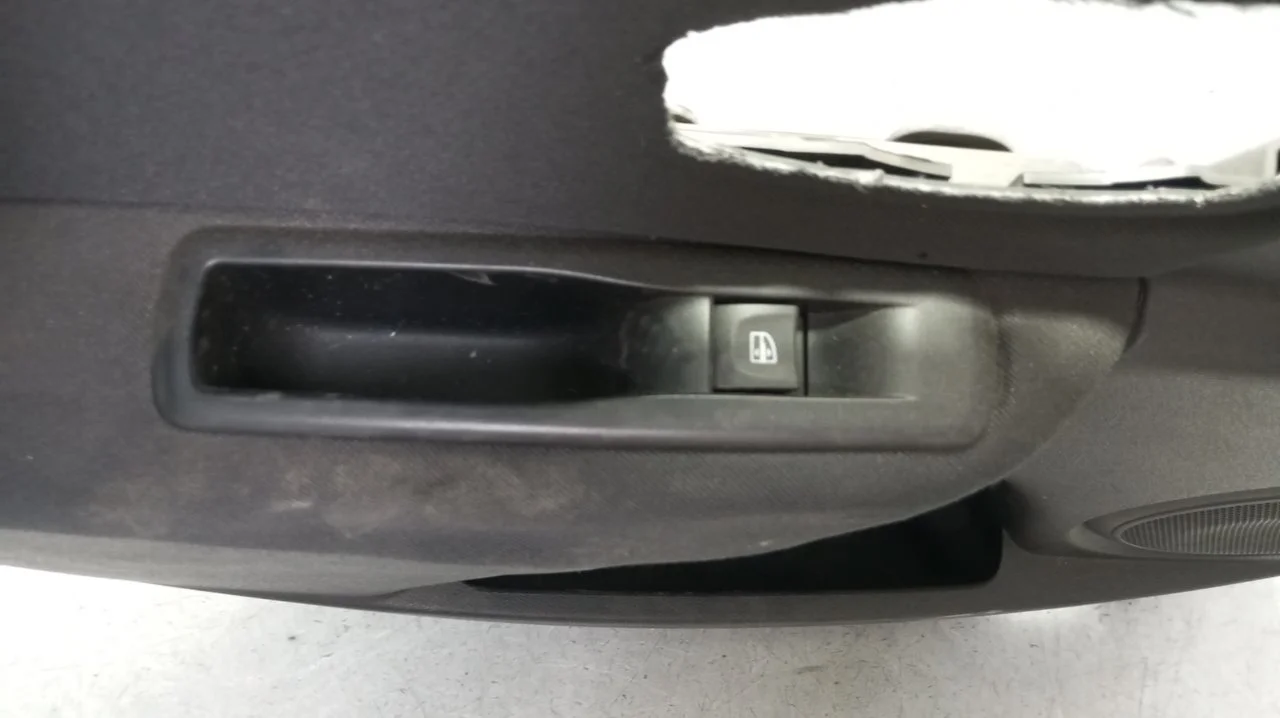 Foto de MANDO ELEVALUNAS TRASERO IZQUIERDO RENAULT MEGANE III BERLINA 5P 2.0 16V (140 CV / 103 KW) referencia 829507746R