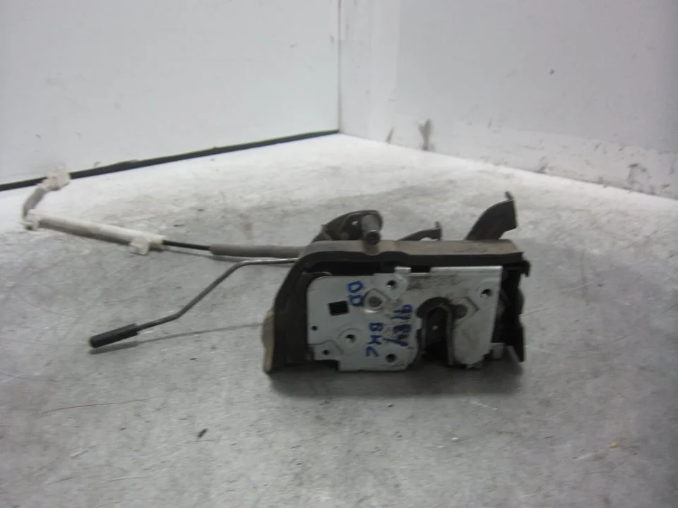 Foto de CERRADURA PUERTA DELANTERA DERECHA BMW SERIE 3 COMPACTO (E46) M47N204D4 referencia 82534339