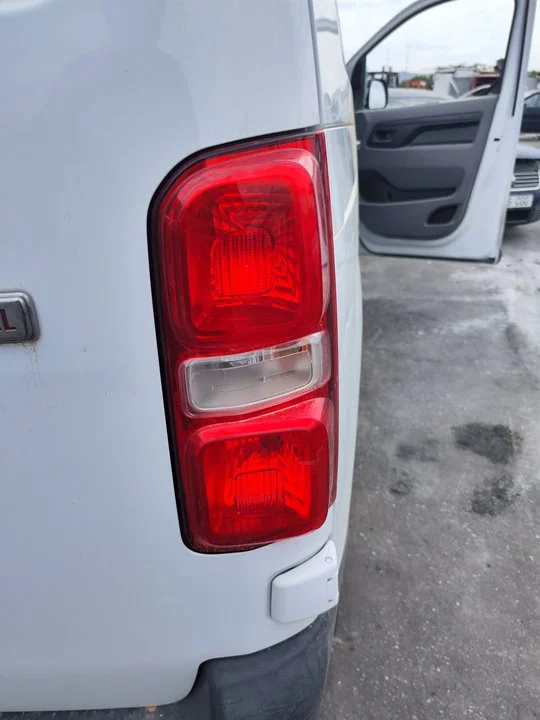 Foto de PILOTO TRASERO DERECHO FIAT SCUDO (506) FURGON 1.5 (100 CV / 75 KW) referencia 9808243082