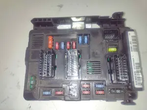 Foto de CAJA RELES / FUSIBLES CITROEN XSARA PICASSO 1.6 16V HDi FAP (109 CV / 80 KW) referencia 9650618480 foto 3