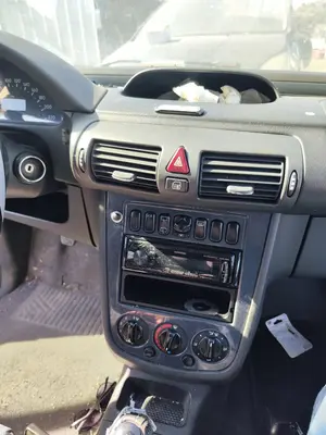 Foto de CONSOLA CENTRAL MERCEDES-BENZ VANEO (BM 414) COMPACT VAN 1.7 CDI Diesel CAT (75 CV / 55 KW)