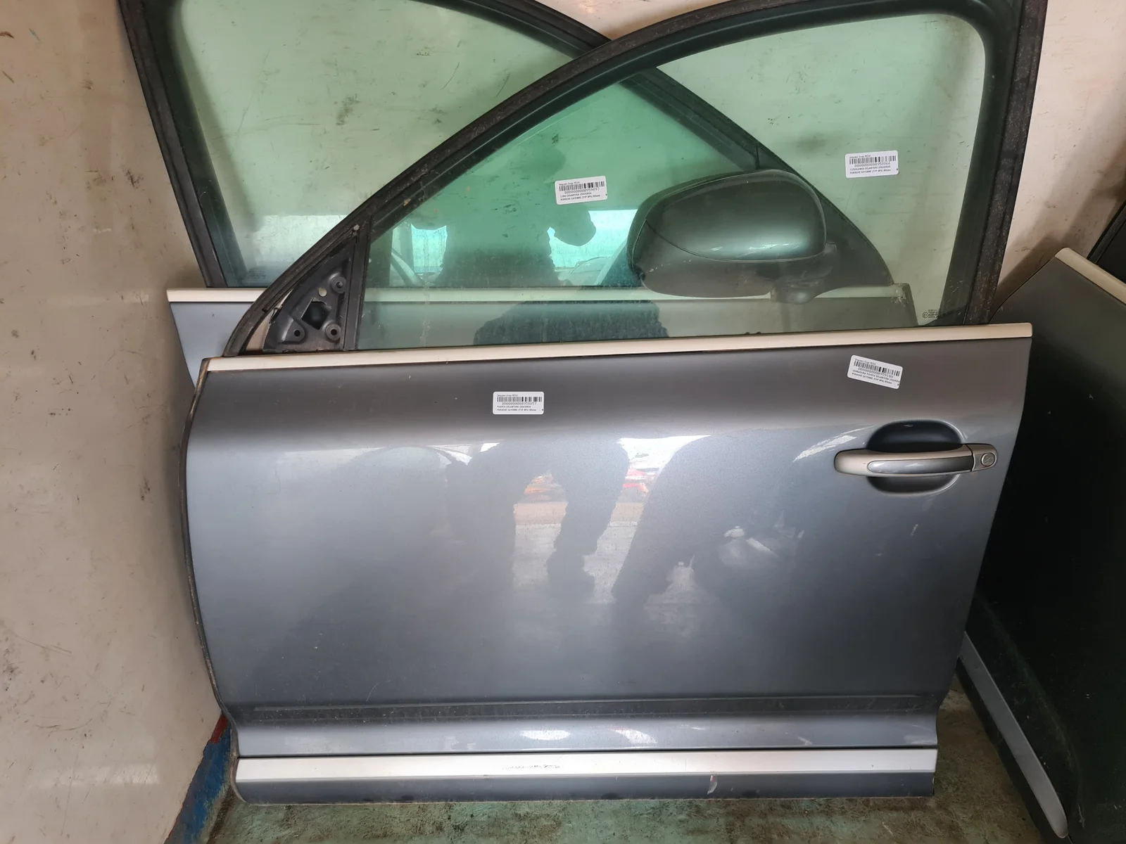 Foto de PUERTA DELANTERA IZQUIERDA PORSCHE CAYENNE (TIPO 9PA) 3.2 V6 CAT (250 CV / 184 KW)