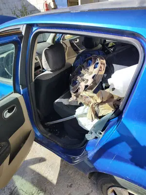 Foto de GOMAS CONTORNO PUERTA RENAULT MEGANE II BERLINA 5P 1.5 dCi Diesel (101 CV / 74 KW)