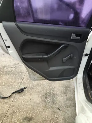 Foto de GUARNECIDO PUERTA TRASERA IZQUIERDA FORD FOCUS BERLINA (CAP) 1.8 TDCi Turbodiesel CAT (116 CV / 85 KW) referencia 1515418 foto 2