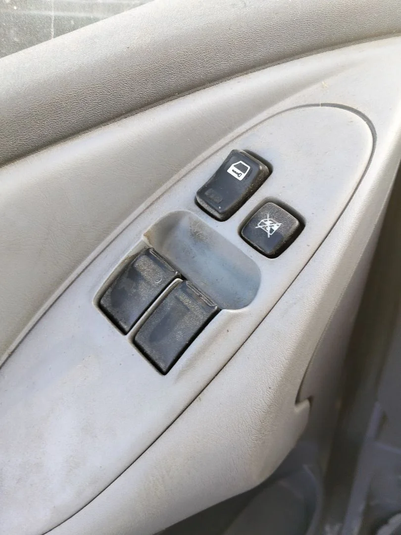 Foto de MANDO ELEVALUNAS DELANTERO IZQUIERDO NISSAN ALMERA TINO (V10M) 1.8 16V CAT (114 CV / 84 KW)