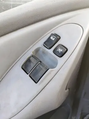 Foto de MANDO ELEVALUNAS DELANTERO IZQUIERDO NISSAN ALMERA TINO (V10M) 1.8 16V CAT (114 CV / 84 KW)