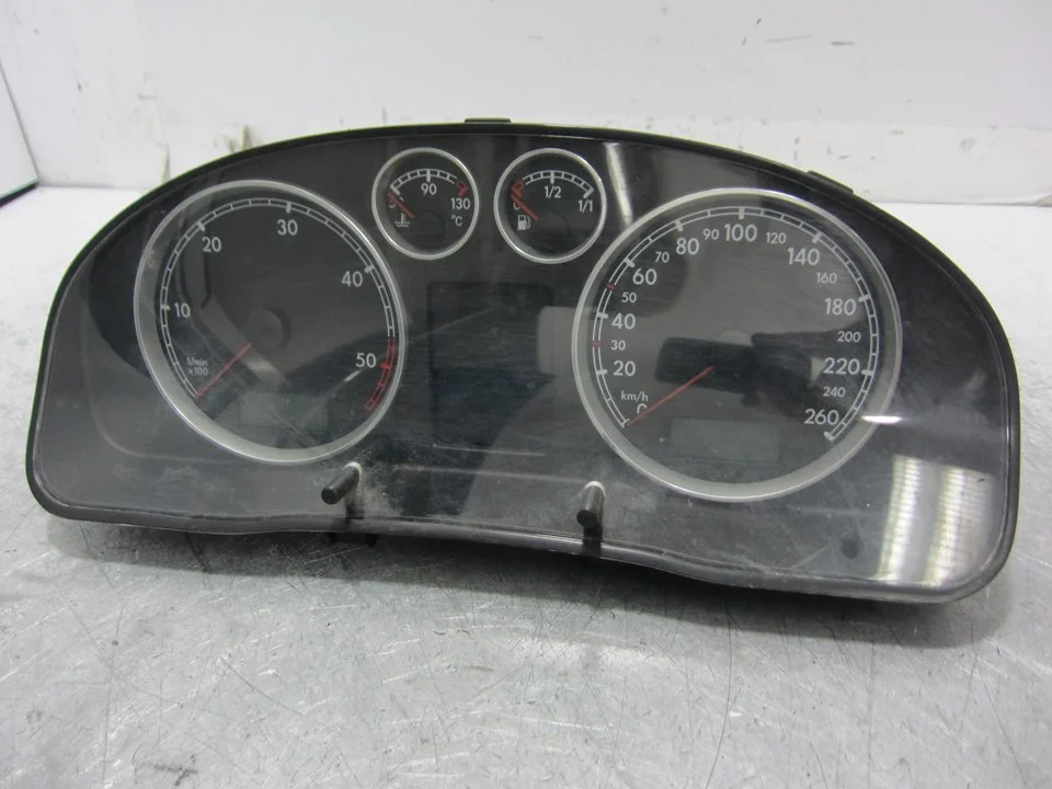 Foto de CUADRO INSTRUMENTOS VOLKSWAGEN PASSAT BERLINA (3B3) 1.9 TDI (131 CV / 96 KW) referencia 3B0920829AV
