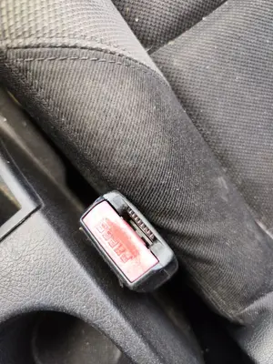 Foto de ENGANCHE CINTURON DELANTERO DERECHO PEUGEOT 207 1.4  (73 CV / 54 KW)