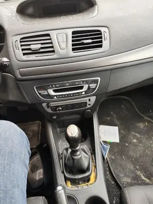 Foto de CONSOLA CENTRAL RENAULT MEGANE III BERLINA 5P 1.5 dCi Diesel FAP (110 CV / 81 KW)