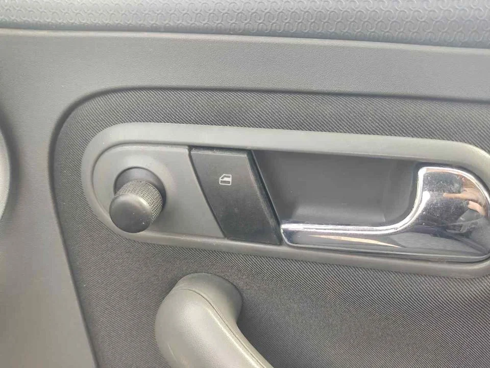 Foto de MANDO ELEVALUNAS DELANTERO DERECHO SEAT IBIZA (6L1) 1.4 TDI (80 CV / 59 KW) referencia 6L09598569B9