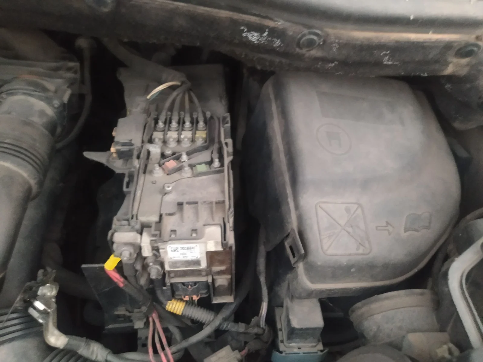 Foto de CAJA RELES / FUSIBLES CITROEN C4 PICASSO 1.6 HDi FAP (112 CV / 82 KW)