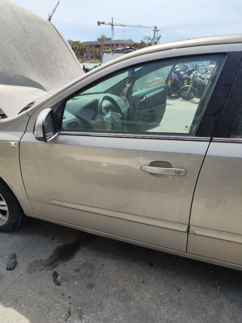 Foto de PUERTA DELANTERA IZQUIERDA OPEL ASTRA H BERLINA 1.7 16V CDTI (110 CV / 81 KW) referencia 93192036