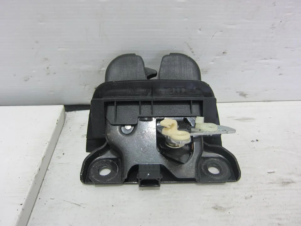 Foto de CERRADURA MALETERO / PORTON AUDI ALLROAD QUATTRO QUATTRO (4B5) 2.5 V6 24V TDI (180 CV / 132 KW) referencia 4B9827520