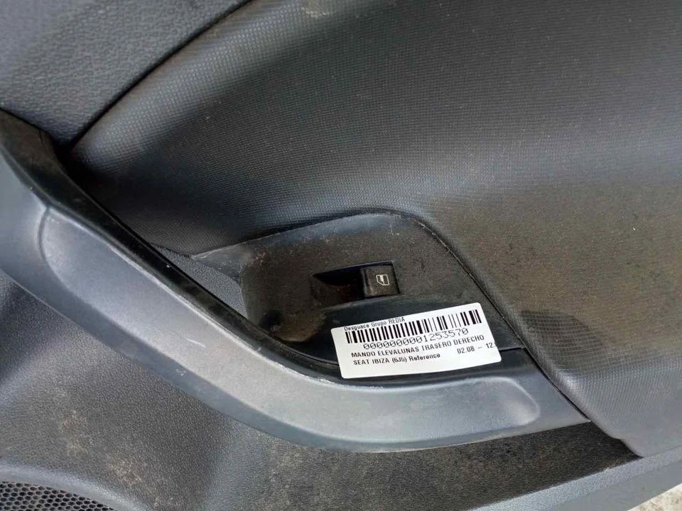 Foto de MANDO ELEVALUNAS TRASERO DERECHO SEAT IBIZA BERLINA (6J5) 1.9 TDI (105 CV / 77 KW)