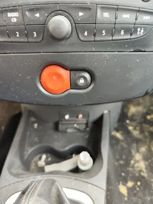 Foto de WARNING RENAULT CLIO III 1.5 dCi Diesel FAP (75 CV / 55 KW)
