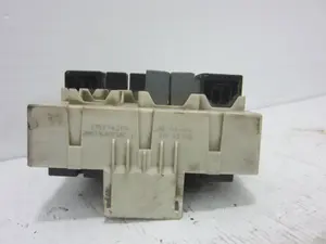 Foto de CAJA RELES / FUSIBLES FORD FOCUS BERLINA (CAK) 1.8 TDCi CAT (101 CV / 74 KW) referencia 518274204 foto 4