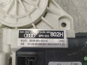 Foto de MOTOR ELEVALUNAS DELANTERO DERECHO AUDI A3 (8P1) 2.0 TDI (140 CV / 103 KW) referencia 8P0959802H foto 4