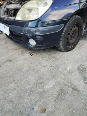 Foto de PARAGOLPES DELANTERO RENAULT SCENIC I (JA...) 1.9 dCi Diesel CAT (102 CV / 75 KW) foto 2